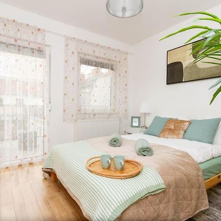 Family Lux Lounge In Voeroesmarty Street By Nw Apartment Budapest Bagian luar foto