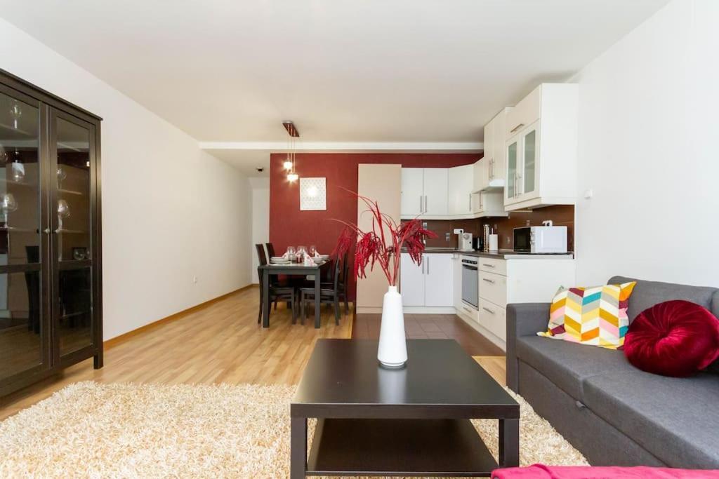 Family Lux Lounge In Voeroesmarty Street By Nw Apartment Budapest Bagian luar foto