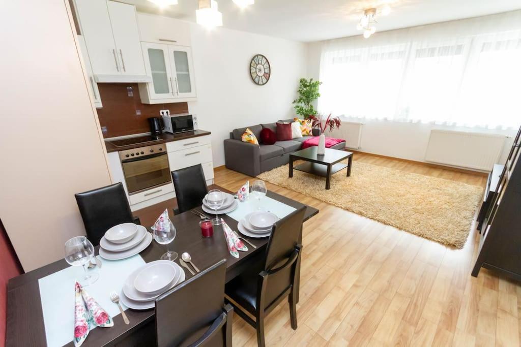 Family Lux Lounge In Voeroesmarty Street By Nw Apartment Budapest Bagian luar foto